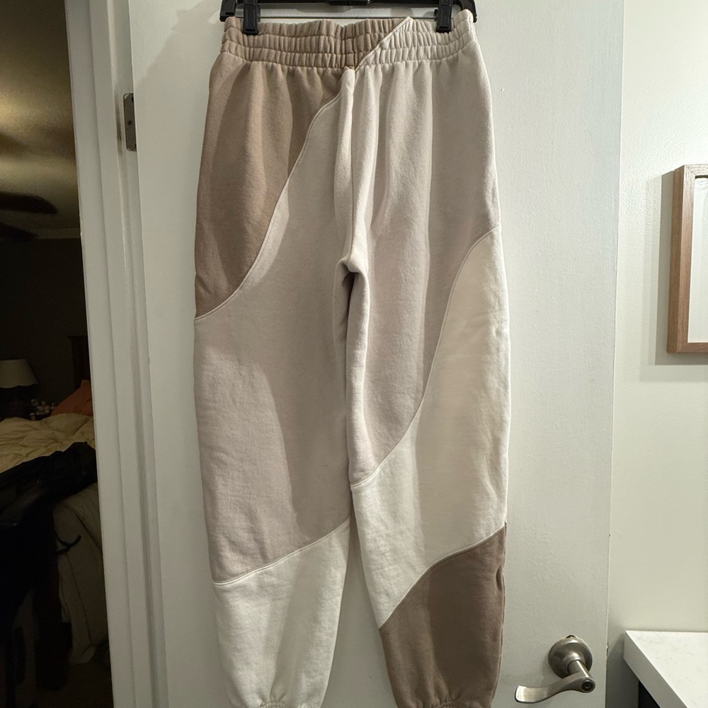 *NWOT* Alo Make Waves Sweatpants / Bone / Unisex / Women’s XS / Men’s S